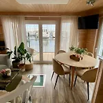 Ботель Hausboot Yara Am Steg 1d *
