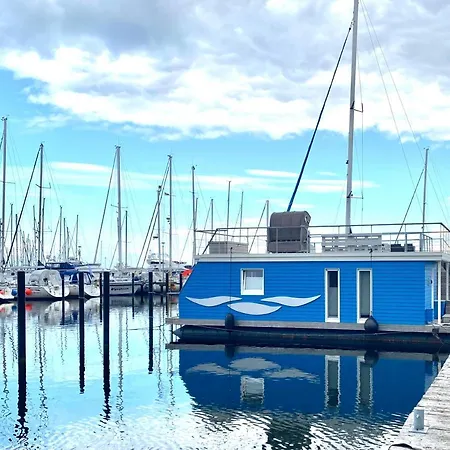 Hausboot Yara Am Steg 1d Úszó hotel Heiligenhafen