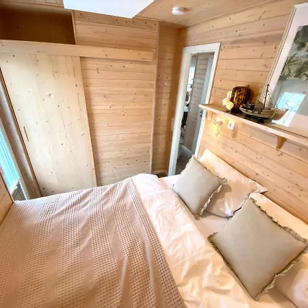 Hausboot Yara Am Steg 1d Úszó hotel *
