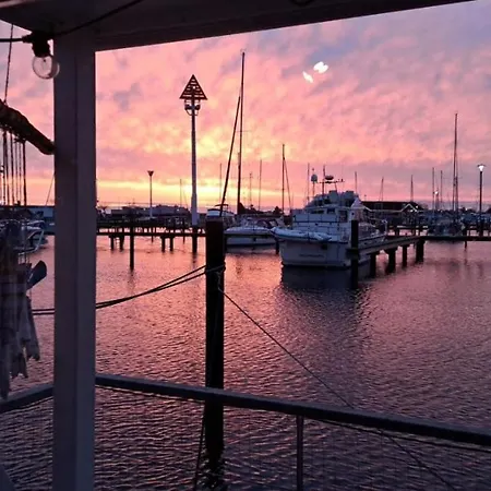 Ботель Hausboot Yara Am Steg 1d