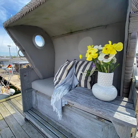 Ботель Hausboot Yara Am Steg 1d *