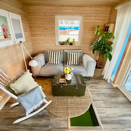Hausboot Yara Am Steg 1d Úszó hotel Heiligenhafen