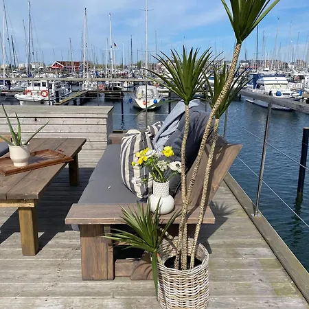 Hausboot Yara Am Steg 1d Хайлигенхафен