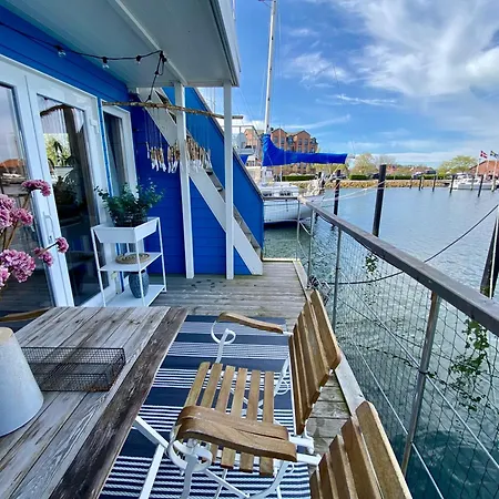 Hausboot Yara Am Steg 1d Ботель