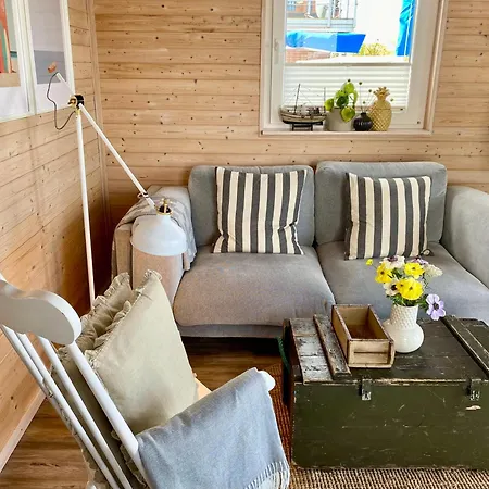 Hausboot Yara Am Steg 1d * Хайлигенхафен