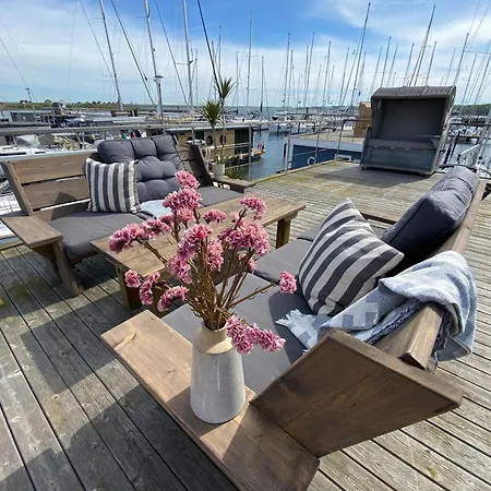 Hausboot Yara Am Steg 1d Ботель *