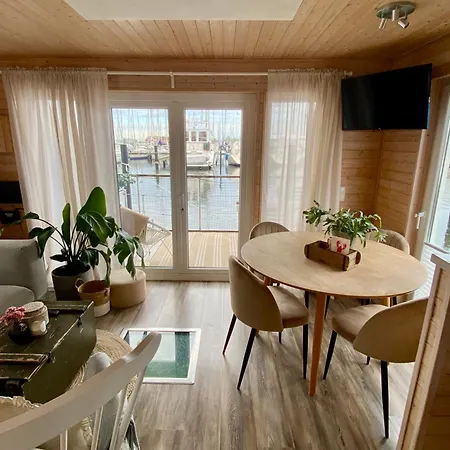 Úszó hotel Hausboot Yara Am Steg 1d *