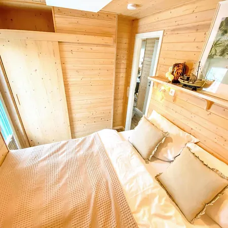 Hausboot Yara Am Steg 1d Úszó hotel